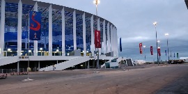 Высокие флагштоки 9 метров, с плечом 1,5м. на стадионе Нижний Новгород. Установлены к Чемпионату Мира по футболу.